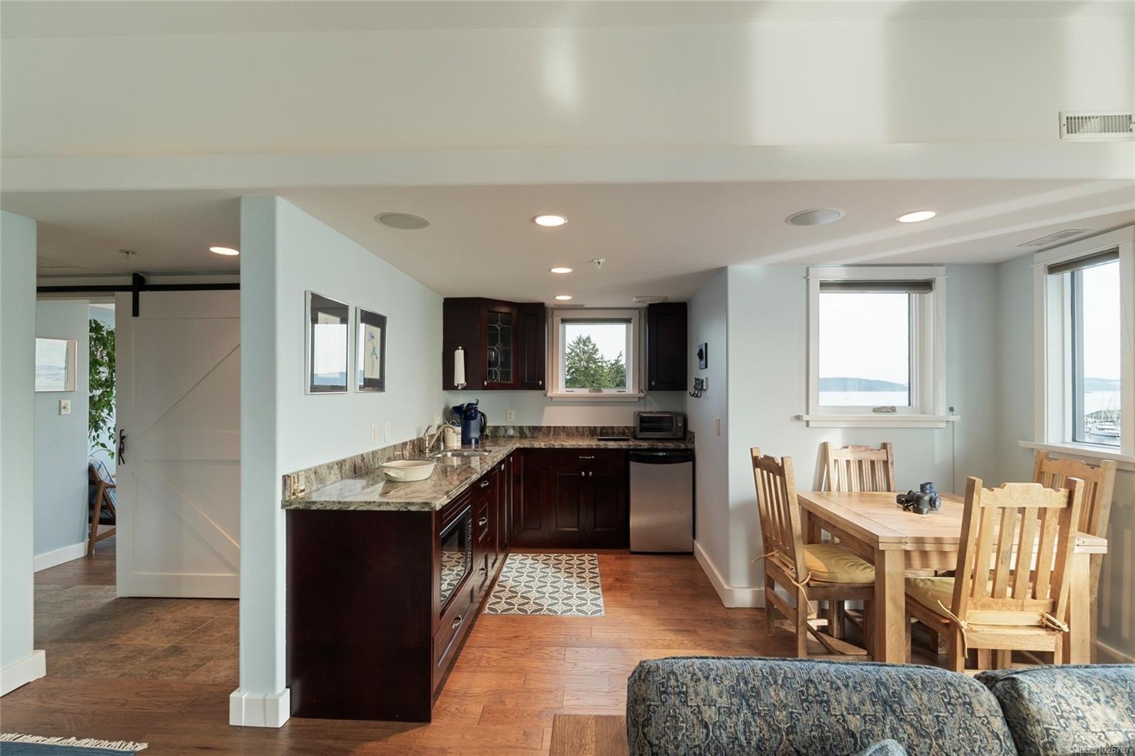 201-9949 Third St, Sidney, BC - Indoor