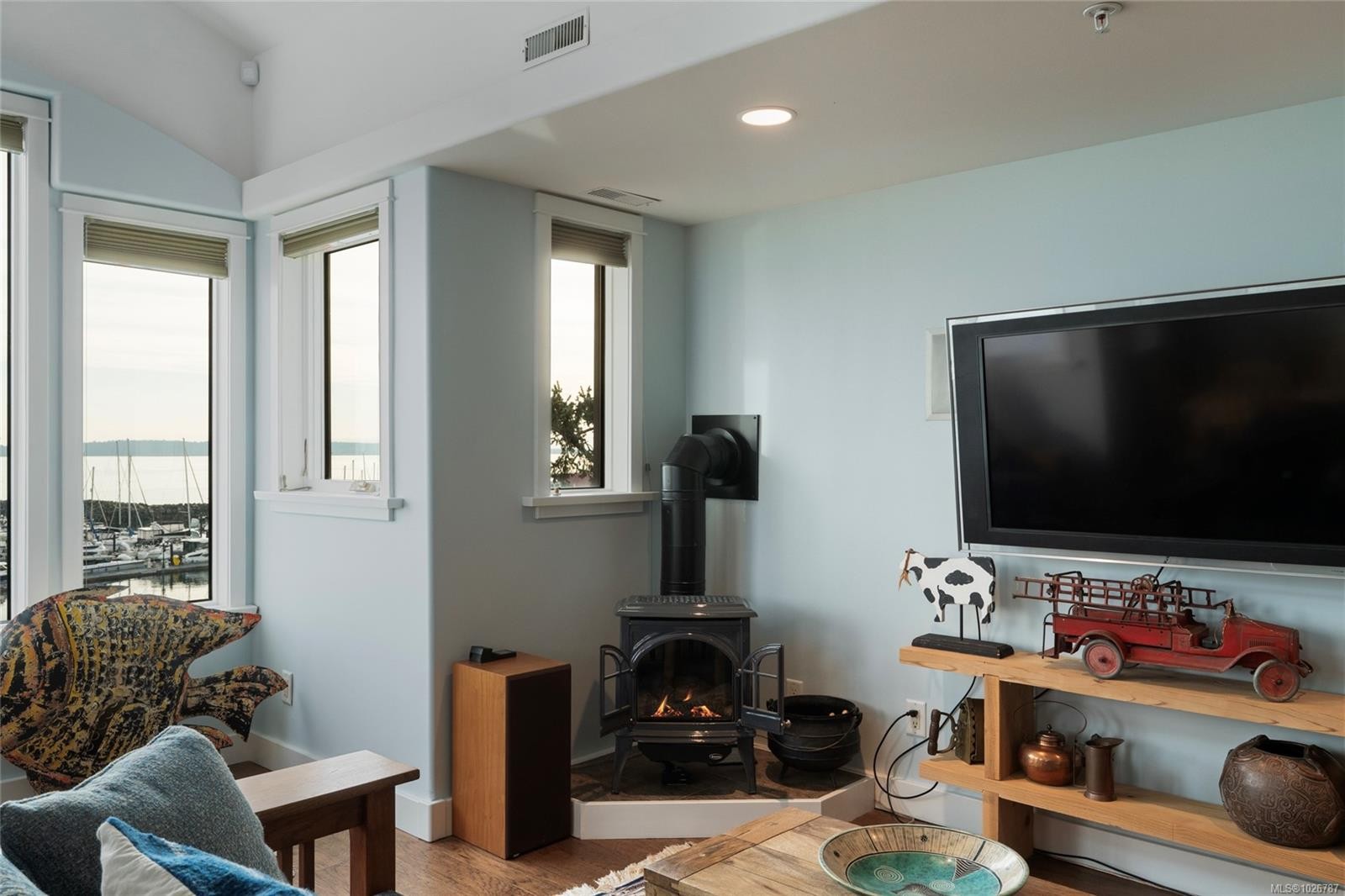 201-9949 Third St, Sidney, BC - Indoor Photo Showing Living Room