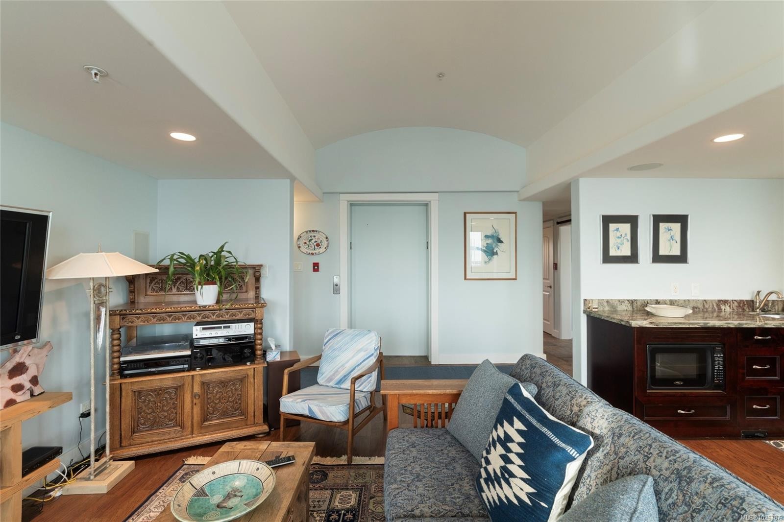 201-9949 Third St, Sidney, BC - Indoor Photo Showing Other Room