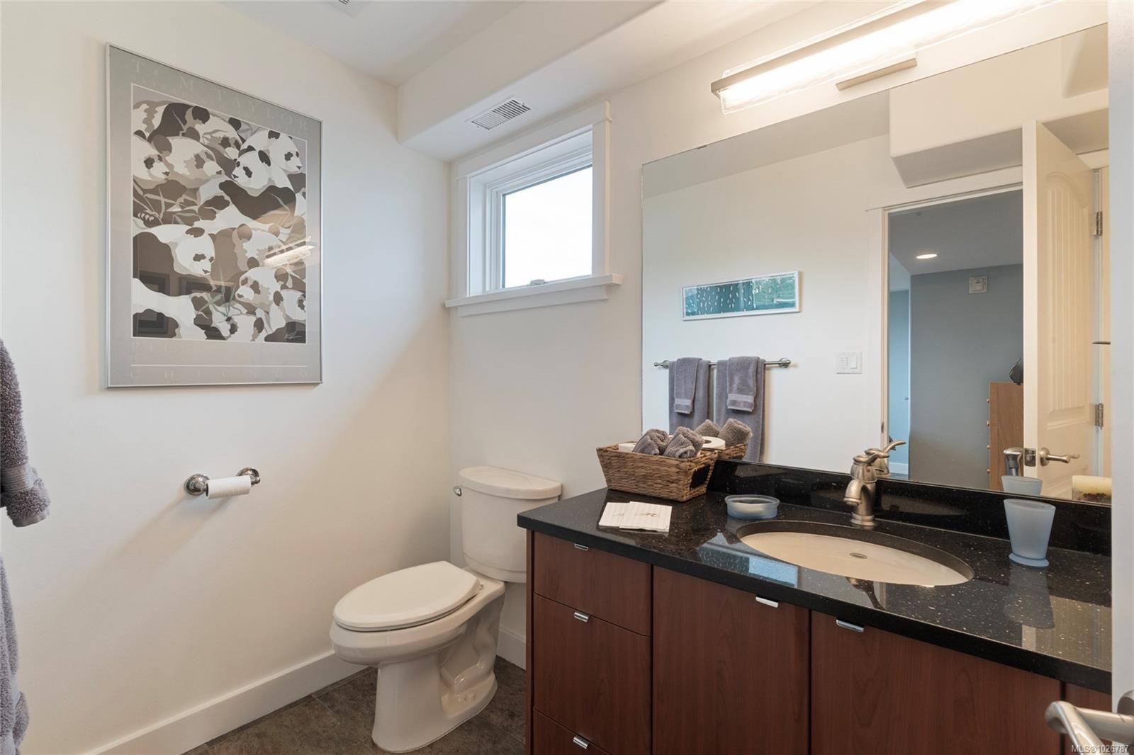 201-9949 Third St, Sidney, BC - Indoor Photo Showing Bathroom