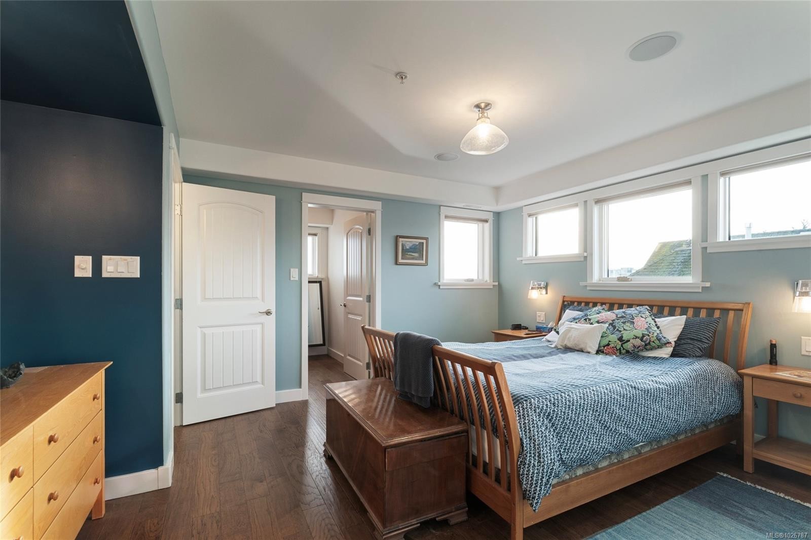 201-9949 Third St, Sidney, BC - Indoor Photo Showing Bedroom