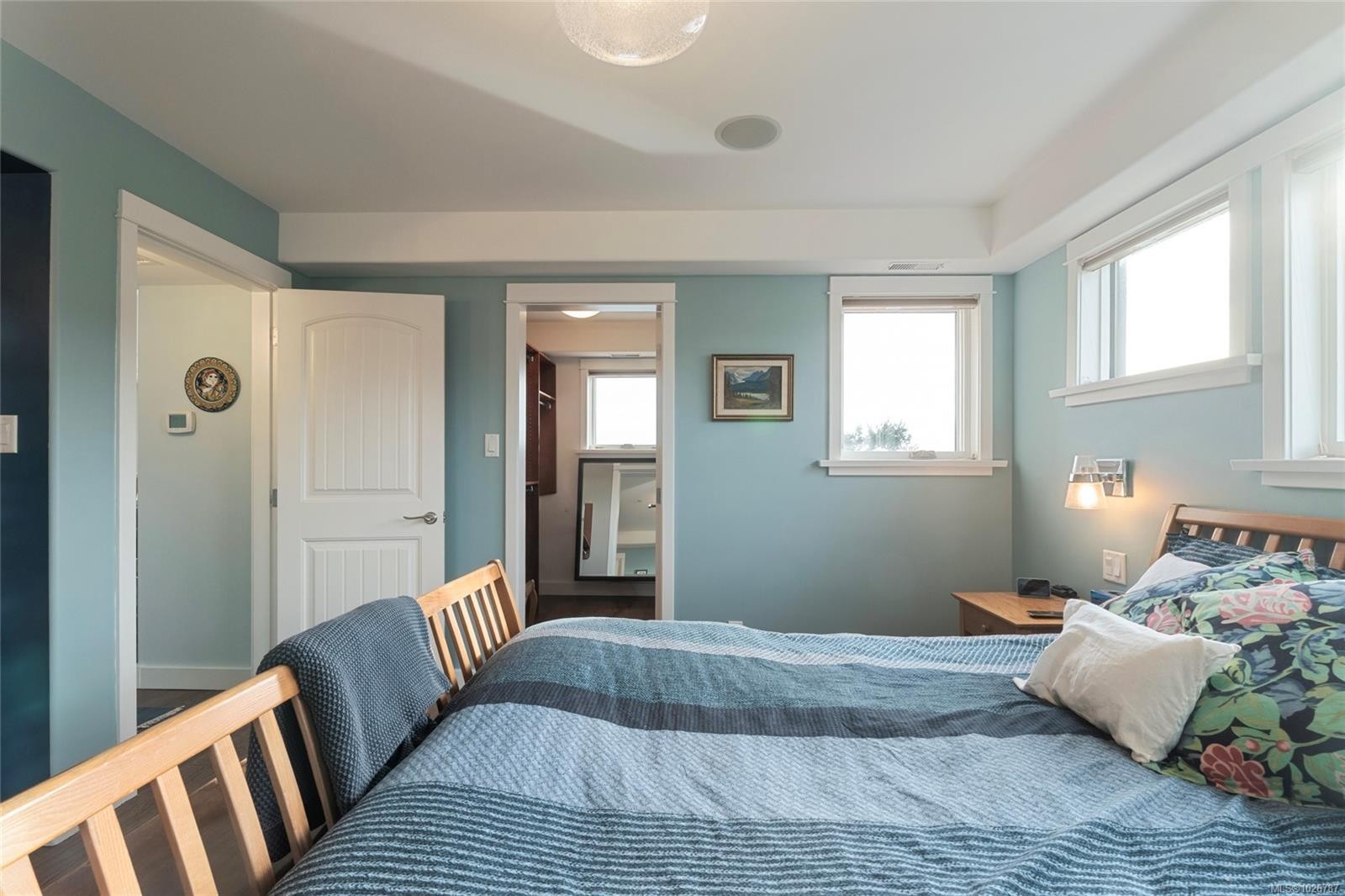 201-9949 Third St, Sidney, BC - Indoor Photo Showing Bedroom