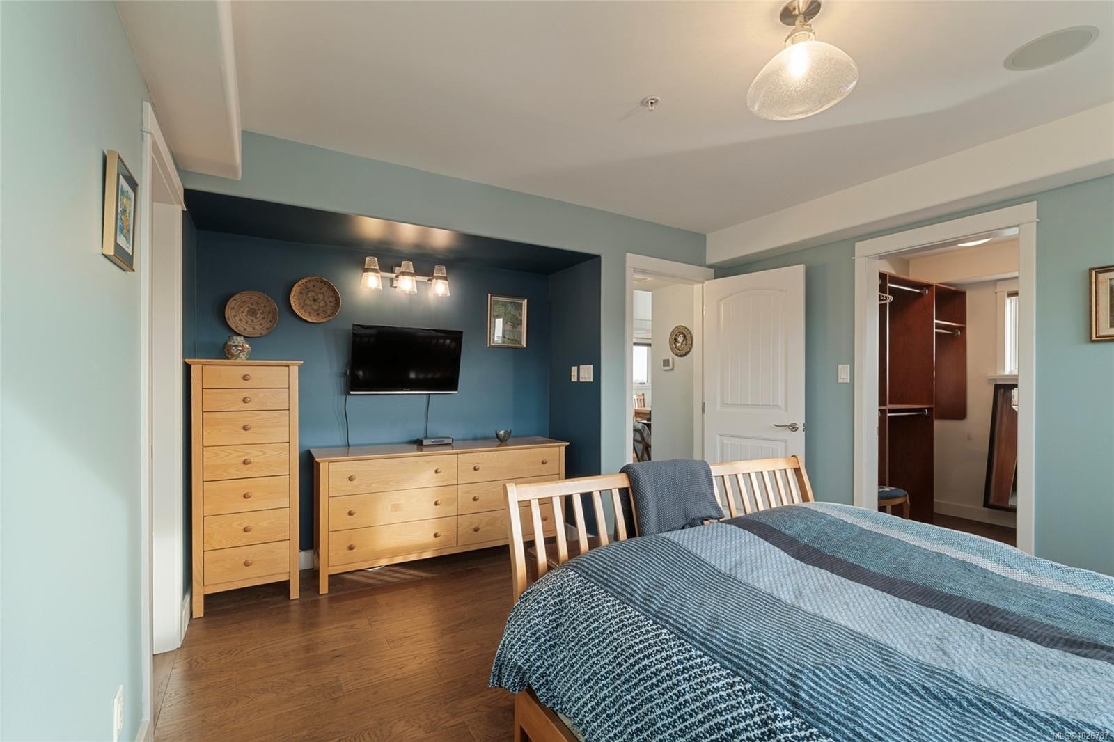 201-9949 Third St, Sidney, BC - Indoor Photo Showing Bedroom