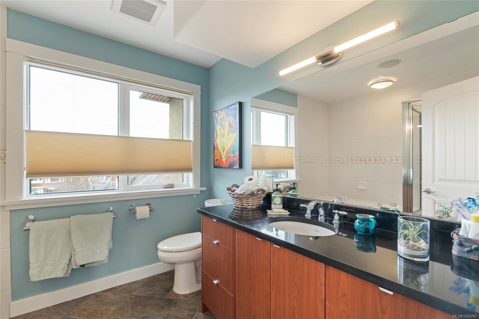 201-9949 Third St, Sidney, BC - Indoor Photo Showing Bathroom