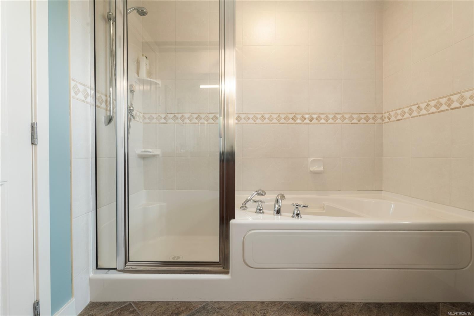 201-9949 Third St, Sidney, BC - Indoor Photo Showing Bathroom