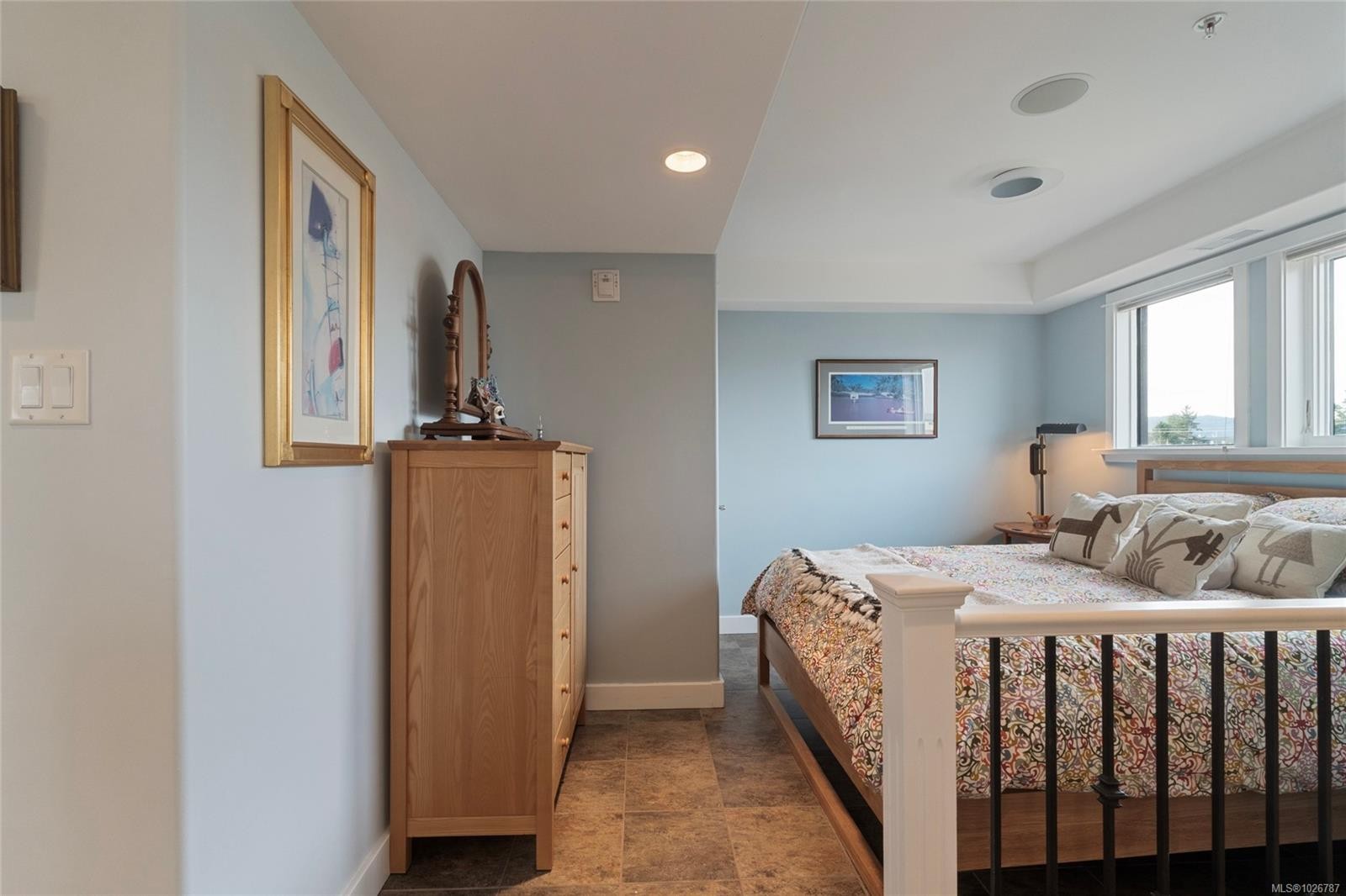 201-9949 Third St, Sidney, BC - Indoor Photo Showing Bedroom