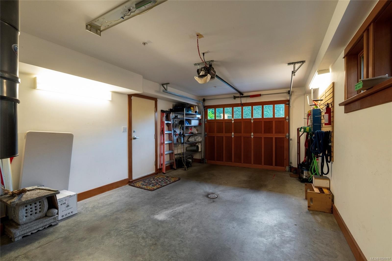 201-9949 Third St, Sidney, BC - Indoor Photo Showing Garage