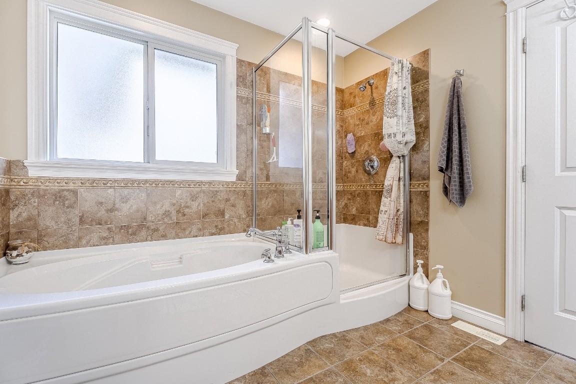 2240 Jackson Avenue, Merritt, BC - Indoor Photo Showing Bedroom