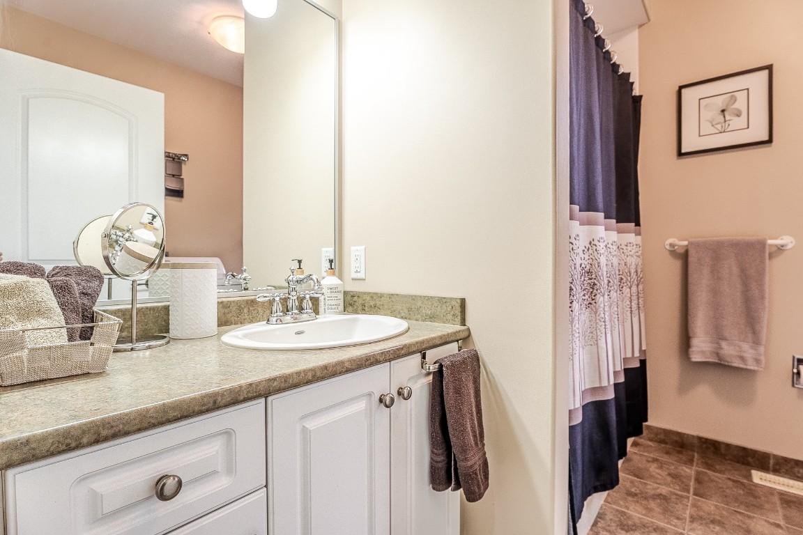 2240 Jackson Avenue, Merritt, BC - Indoor Photo Showing Kitchen