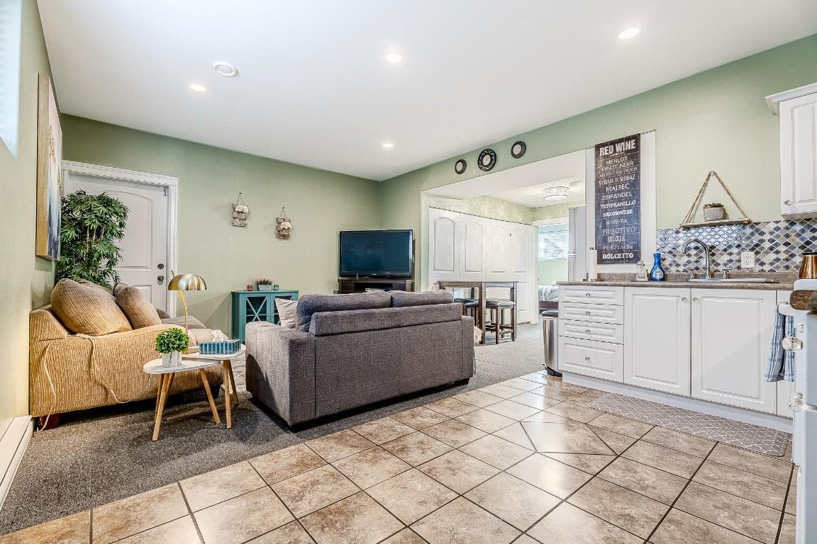2240 Jackson Avenue, Merritt, BC - Indoor Photo Showing Bedroom
