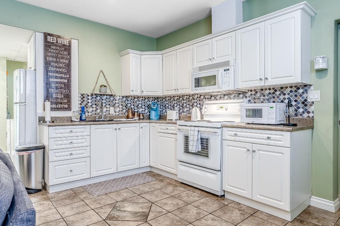2240 Jackson Avenue, Merritt, BC - Indoor Photo Showing Living Room