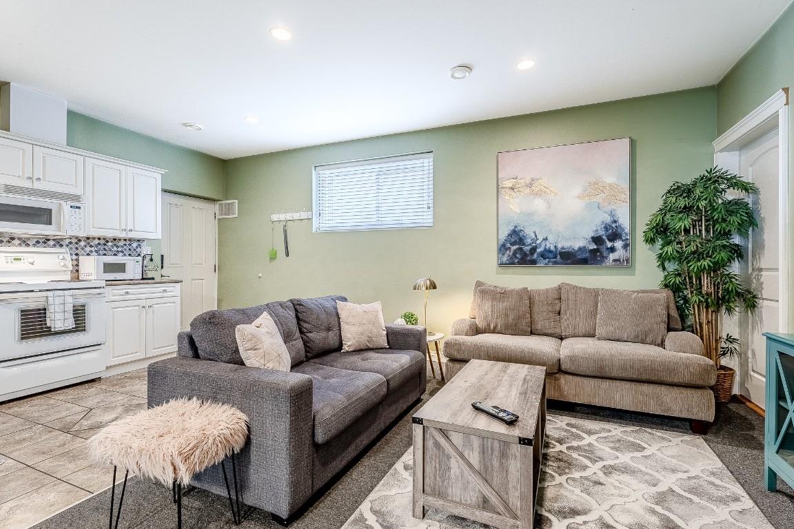 2240 Jackson Avenue, Merritt, BC - Indoor Photo Showing Living Room