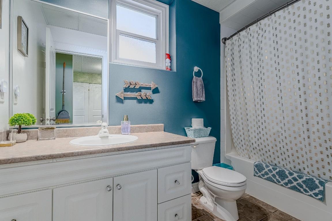 2240 Jackson Avenue, Merritt, BC - Indoor Photo Showing Bedroom