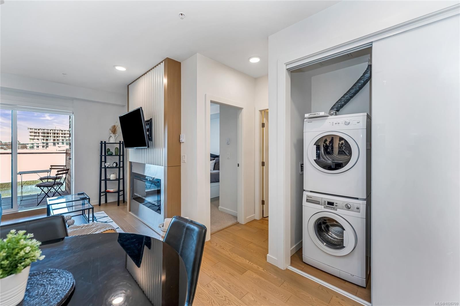 405-1033 Cook St, Victoria, BC - Indoor Photo Showing Laundry Room
