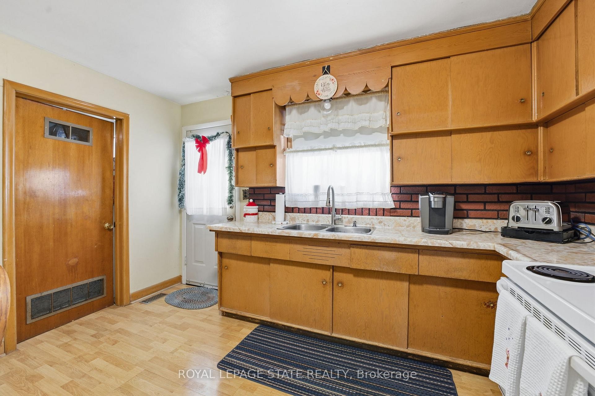 29 Leckie Avenue, Hamilton, ON - Indoor Photo Showing Kitchen With Double Sink