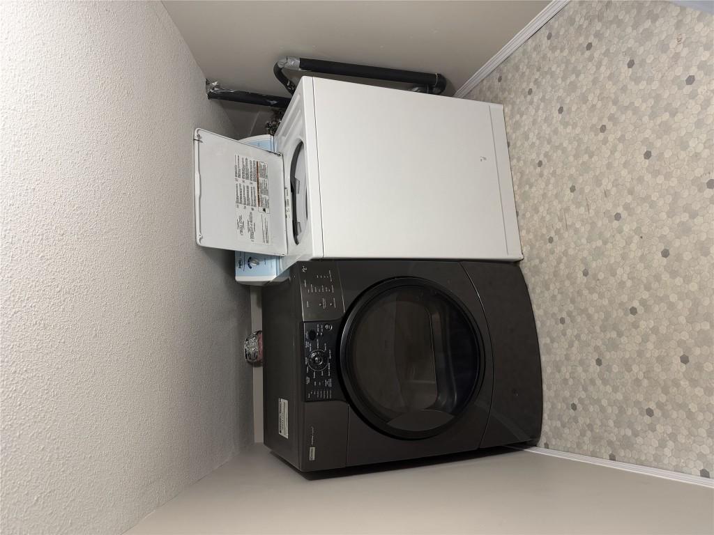 207-3155 Gordon Drive, Kelowna, BC - Indoor Photo Showing Laundry Room