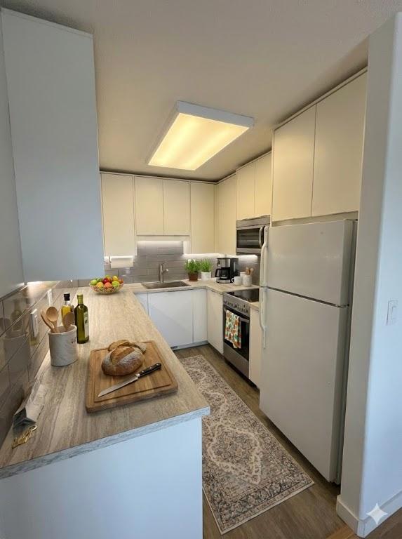 207-3155 Gordon Drive, Kelowna, BC - Indoor Photo Showing Kitchen