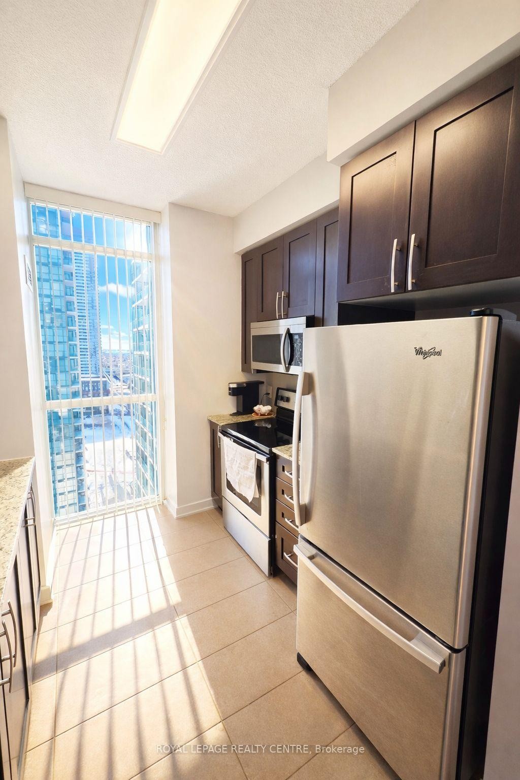 2008-4065 Brickstone Mews Road, Mississauga, ON - Indoor Photo Showing Kitchen With Stainless Steel Kitchen