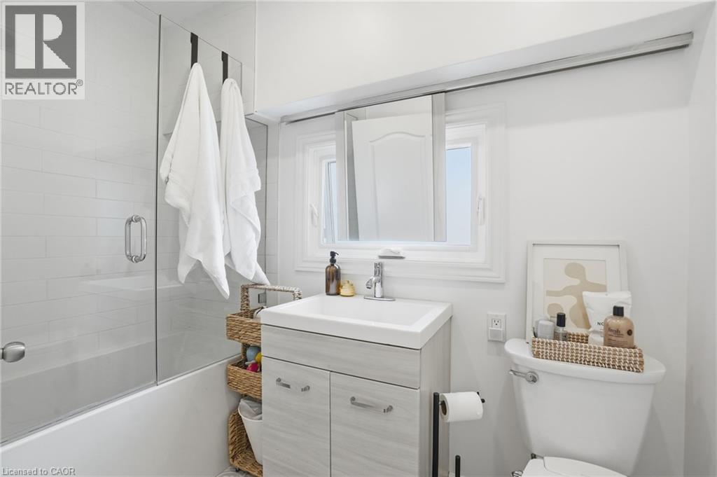 110 Kensington Avenue S, Hamilton, ON - Indoor Photo Showing Bathroom