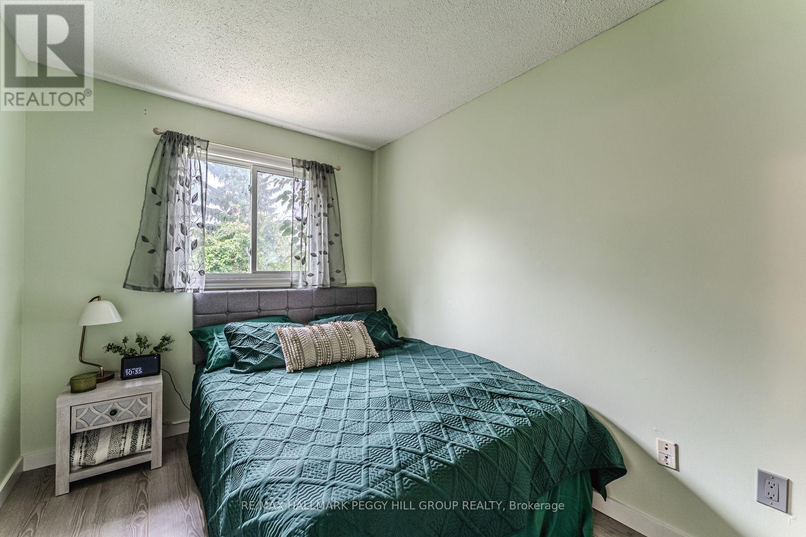 69 Fox Run, Barrie, ON - Indoor Photo Showing Bedroom
