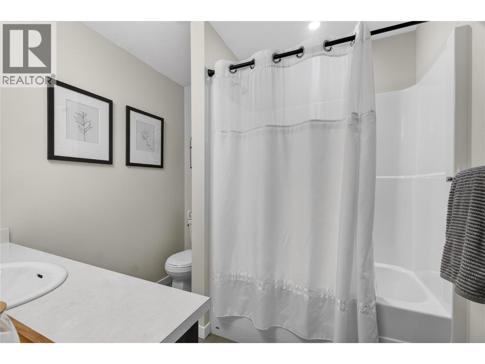 2081 11 Avenue Ne Unit# 9, Salmon Arm, BC - Indoor Photo Showing Bathroom