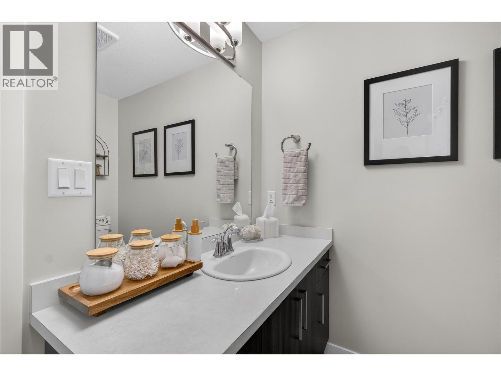 2081 11 Avenue Ne Unit# 9, Salmon Arm, BC - Indoor Photo Showing Bathroom