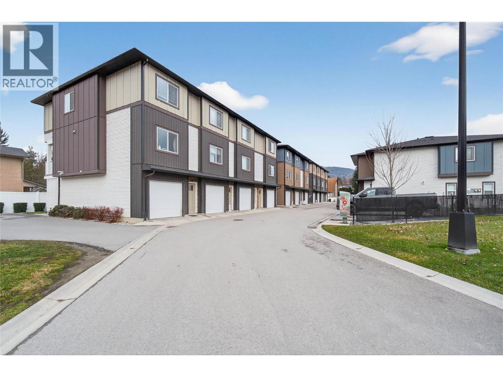 2081 11 Avenue Ne Unit# 9, Salmon Arm, BC - Outdoor