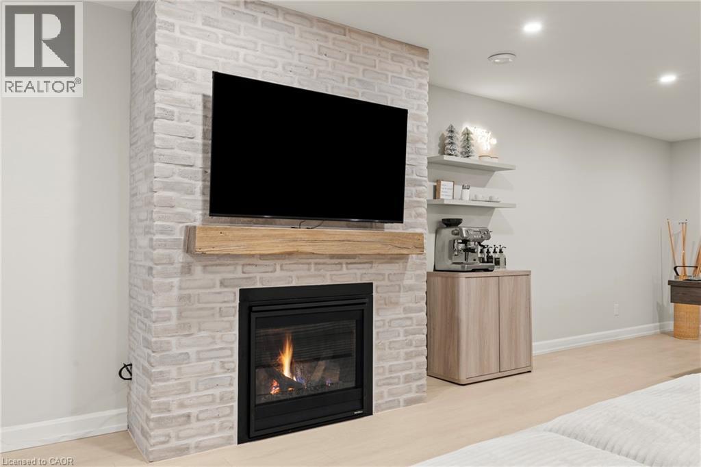 27 Maple Leaf Avenue S, Ridgeway, ON - Indoor Photo Showing Living Room With Fireplace
