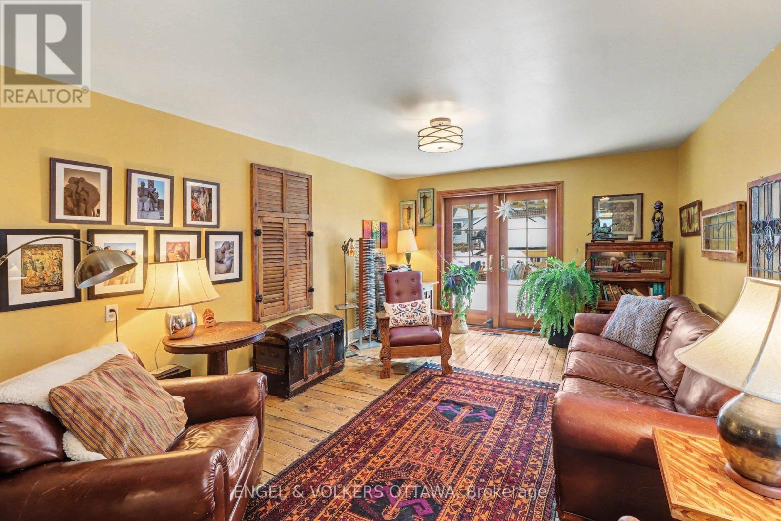88 Pinhey Street, Ottawa, ON - Indoor Photo Showing Living Room