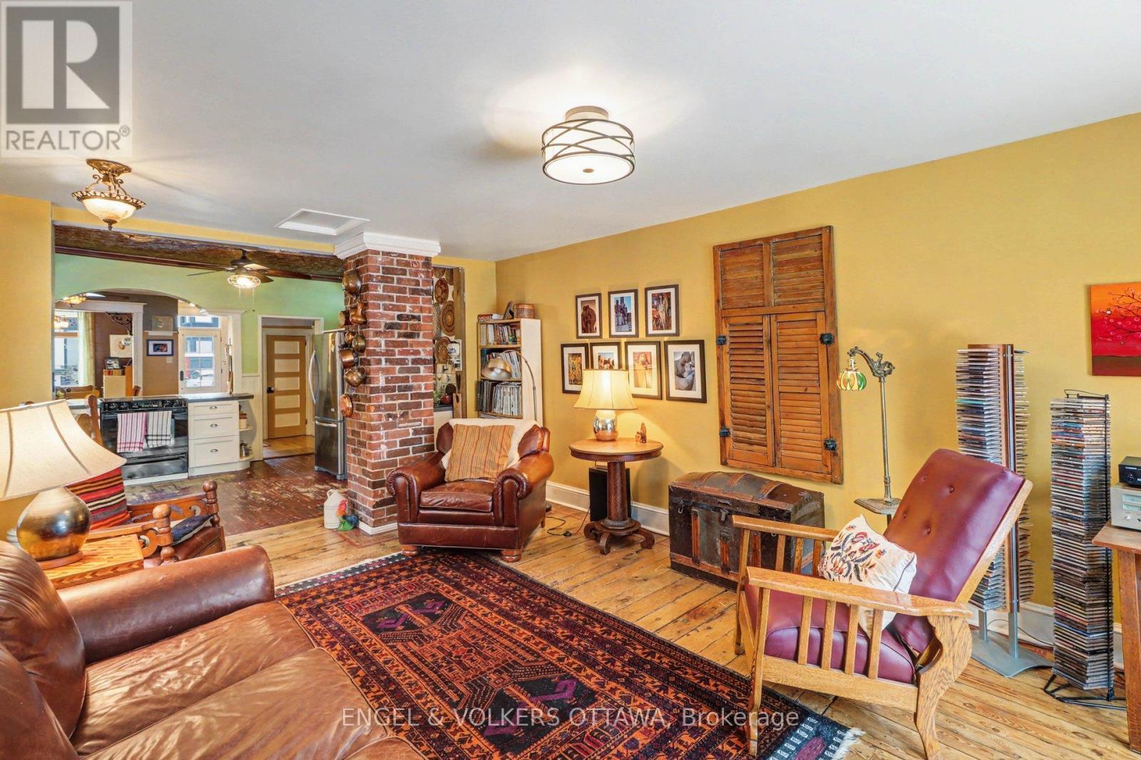 88 Pinhey Street, Ottawa, ON - Indoor Photo Showing Living Room