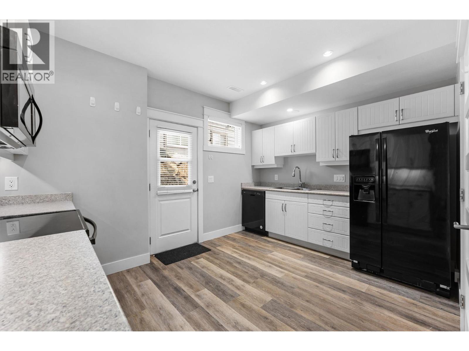 Suite - 2600 Paramount Drive, West Kelowna, BC - Indoor Photo Showing Kitchen