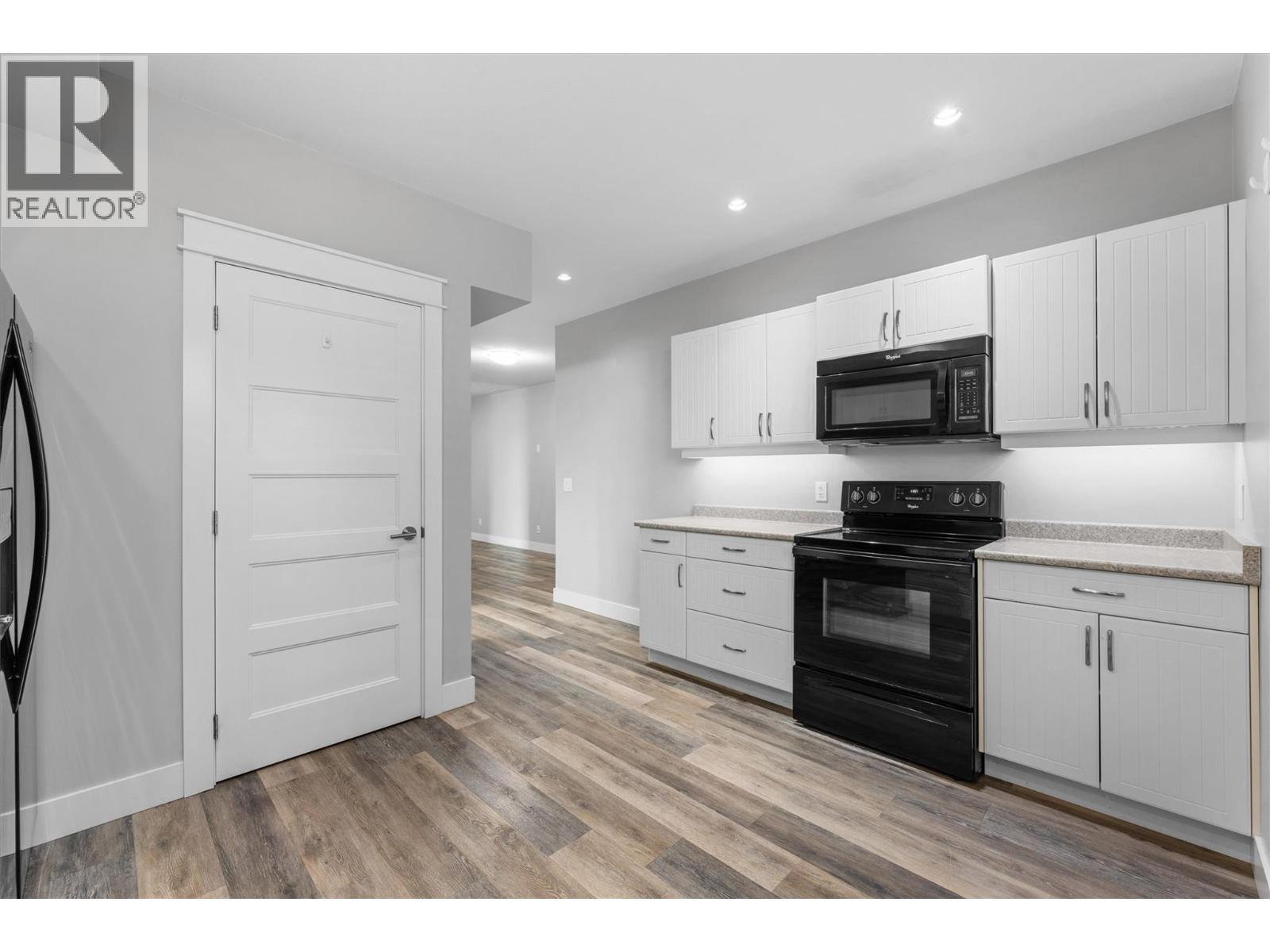 Suite - 2600 Paramount Drive, West Kelowna, BC - Indoor Photo Showing Kitchen