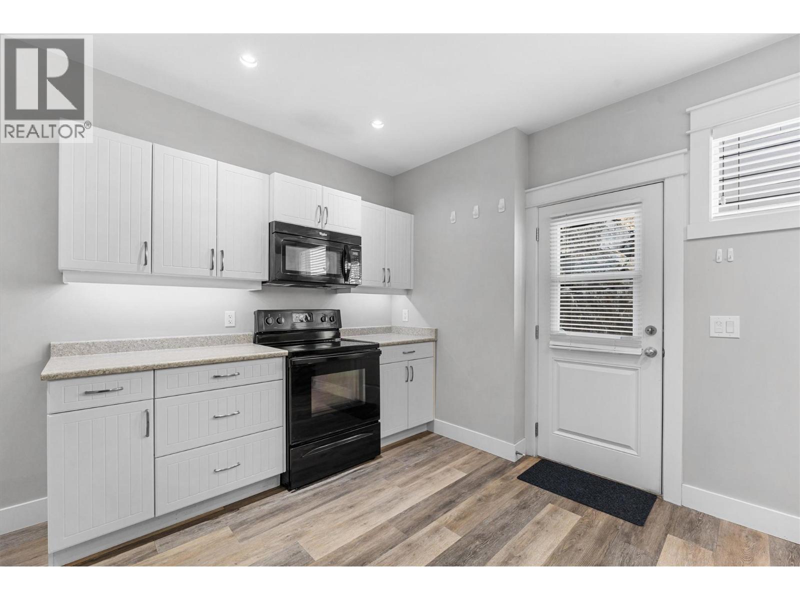 Suite - 2600 Paramount Drive, West Kelowna, BC - Indoor Photo Showing Kitchen