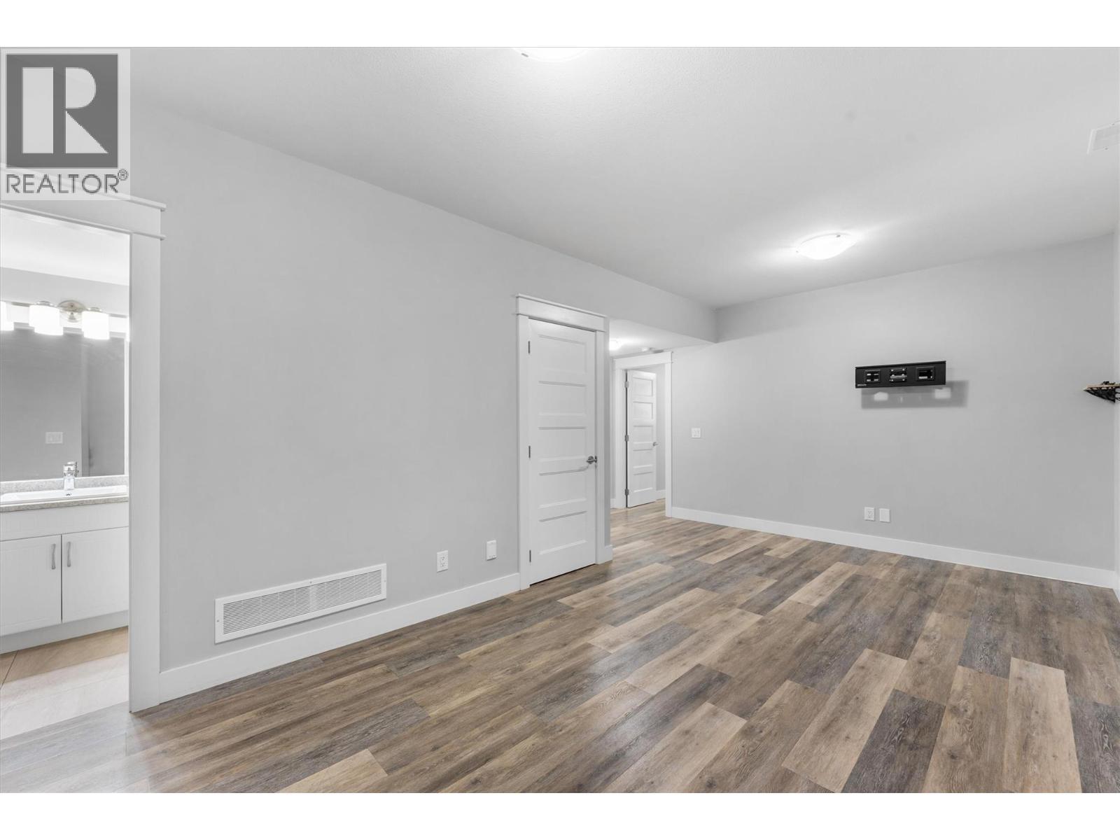 Suite - 2600 Paramount Drive, West Kelowna, BC - Indoor Photo Showing Other Room