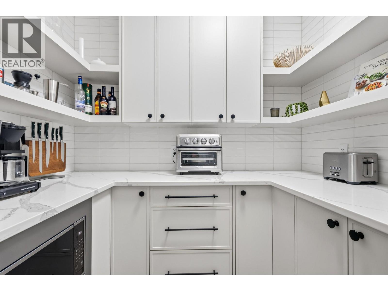 451 Vision Court, Kelowna, BC - Indoor Photo Showing Kitchen