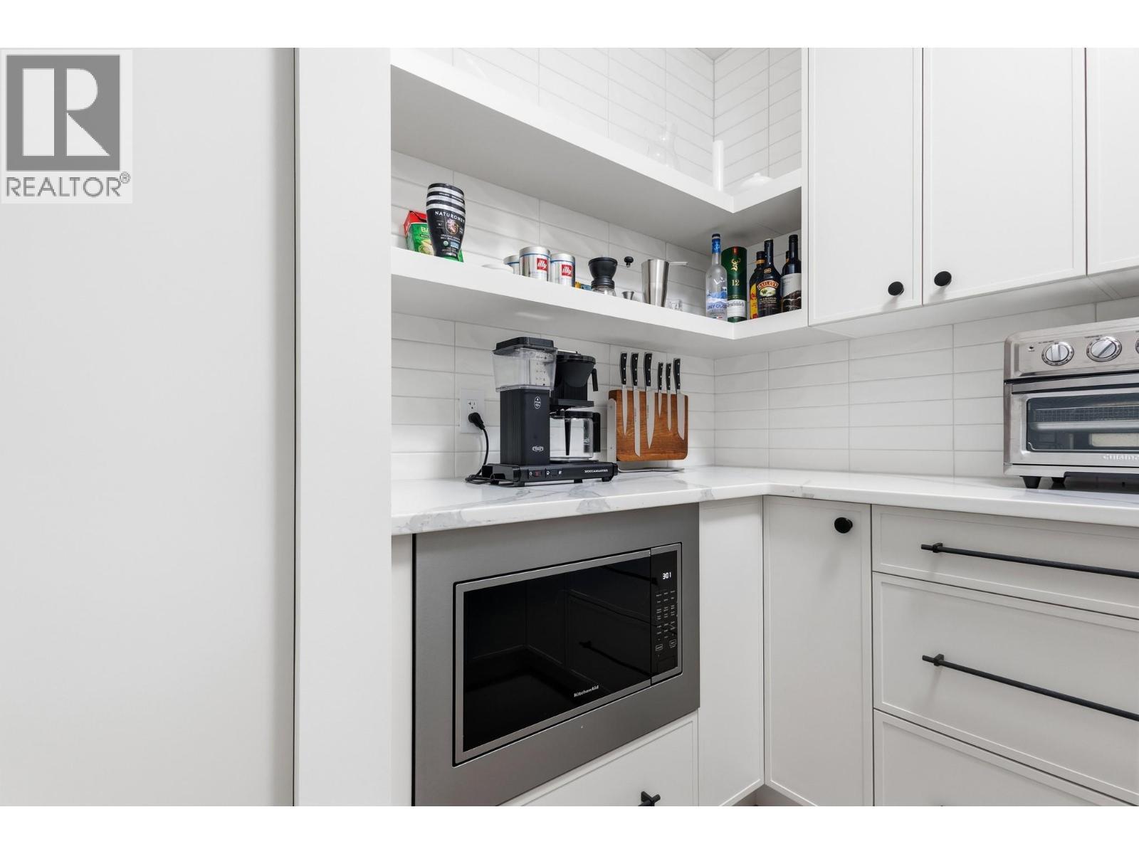 451 Vision Court, Kelowna, BC - Indoor Photo Showing Kitchen