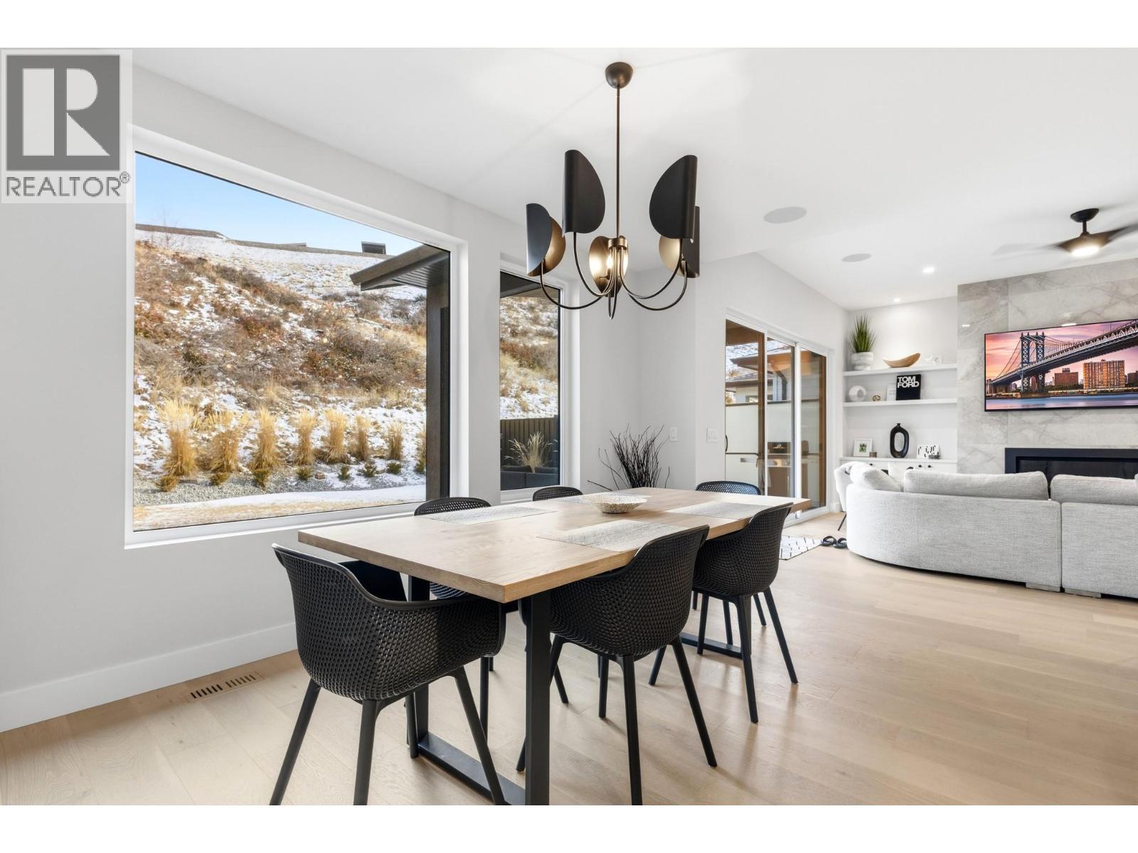 451 Vision Court, Kelowna, BC - Indoor Photo Showing Dining Room