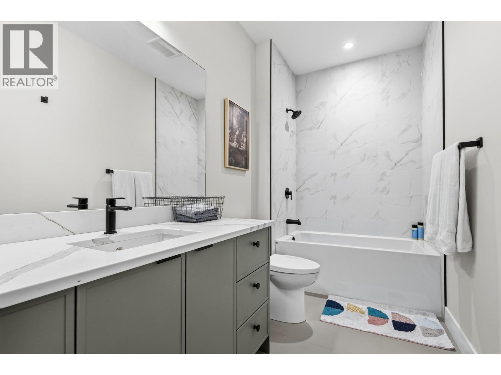 upstairs bathroom - 451 Vision Court, Kelowna, BC - Indoor Photo Showing Bathroom