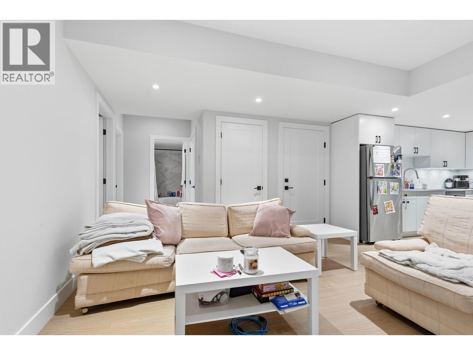 suite living room - 451 Vision Court, Kelowna, BC - Indoor Photo Showing Living Room