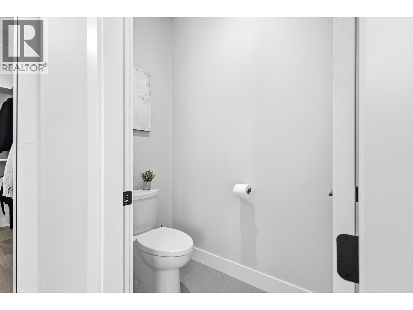 451 Vision Court, Kelowna, BC - Indoor Photo Showing Bathroom