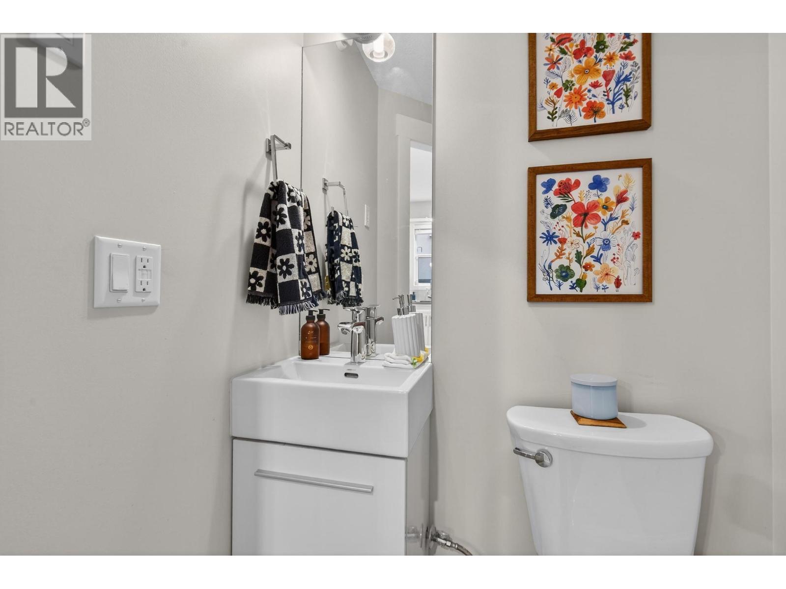 1930 Ethel Street, Kelowna, BC - Indoor Photo Showing Bathroom