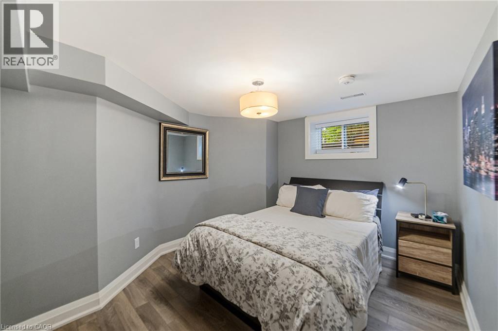 535 Locust Street, Burlington, ON - Indoor Photo Showing Bedroom