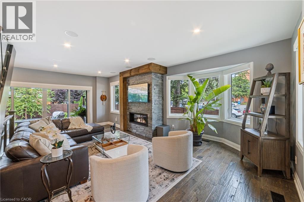 535 Locust Street, Burlington, ON - Indoor Photo Showing Living Room With Fireplace