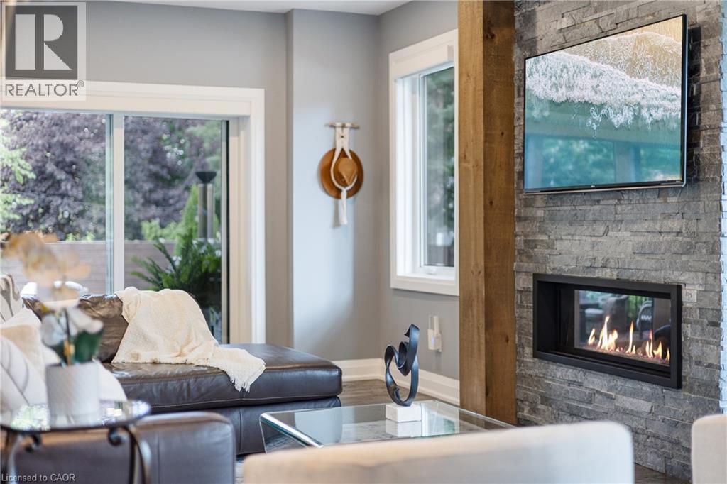 535 Locust Street, Burlington, ON - Indoor Photo Showing Living Room With Fireplace