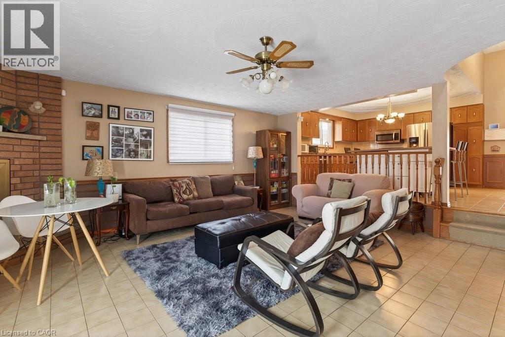 42 Lasila Court, Hamilton, ON - Indoor Photo Showing Living Room