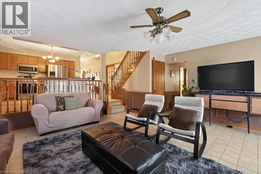 42 Lasila Court, Hamilton, ON - Indoor Photo Showing Living Room
