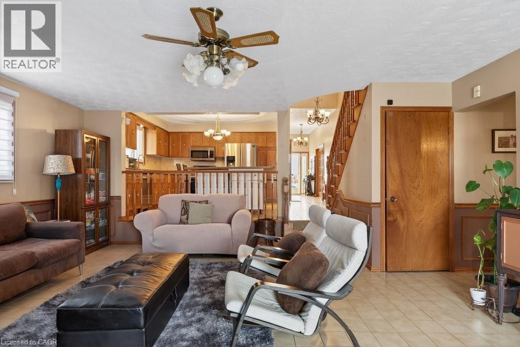 42 Lasila Court, Hamilton, ON - Indoor Photo Showing Living Room