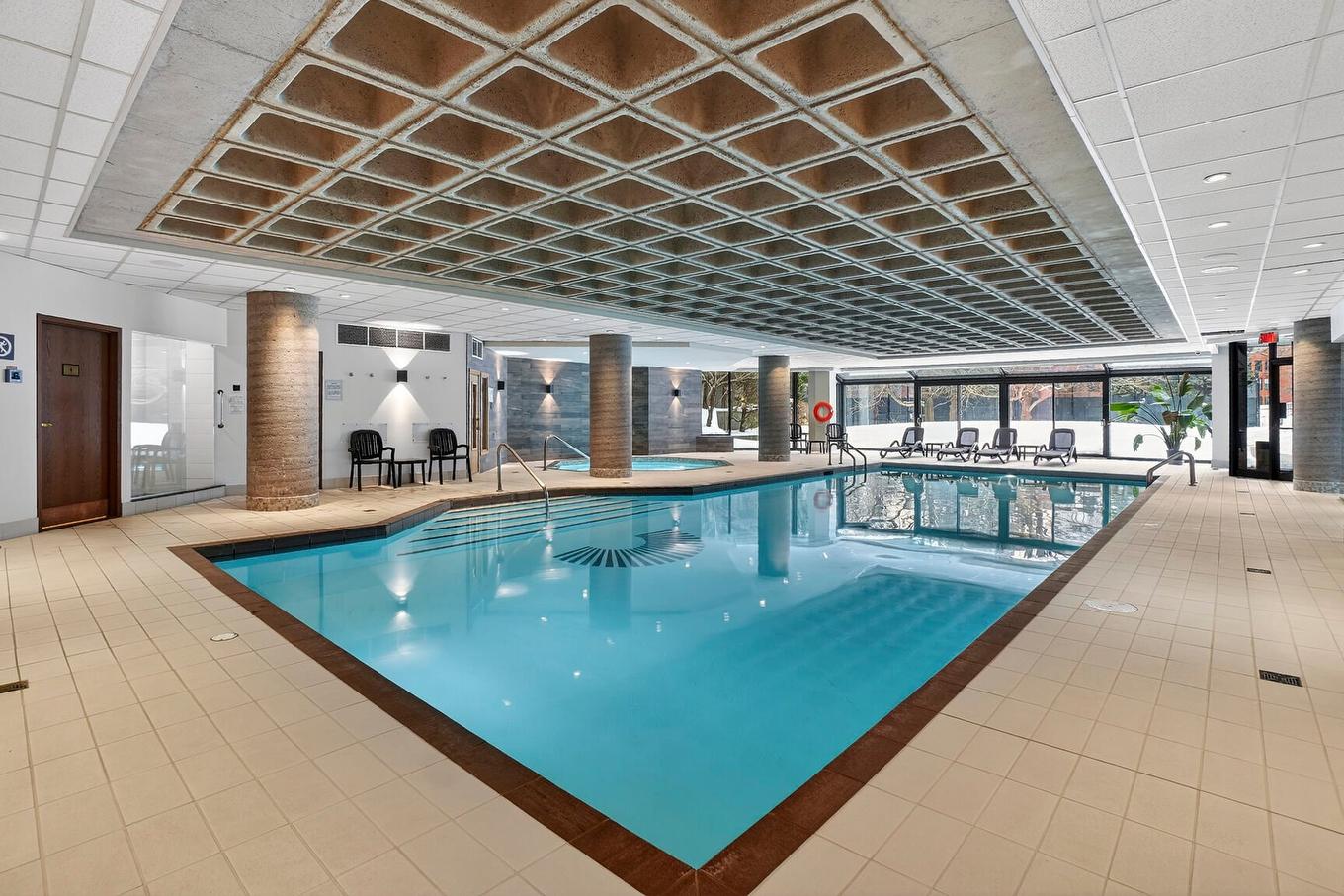 Piscine - 301-11 Rue O'Reilly, Montréal (Verdun/Île-Des-Soeurs), QC - Indoor Photo Showing Other Room With In Ground Pool