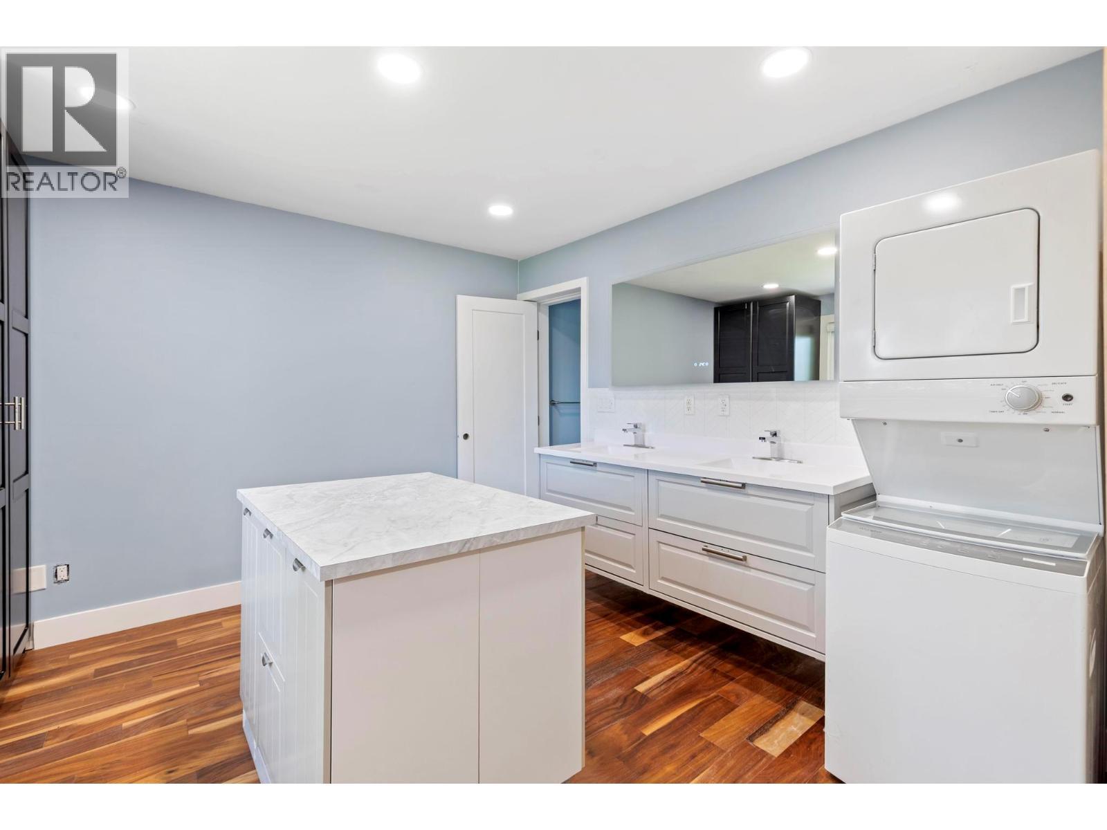 612 Thorneloe Road, Kelowna, BC - Indoor Photo Showing Laundry Room