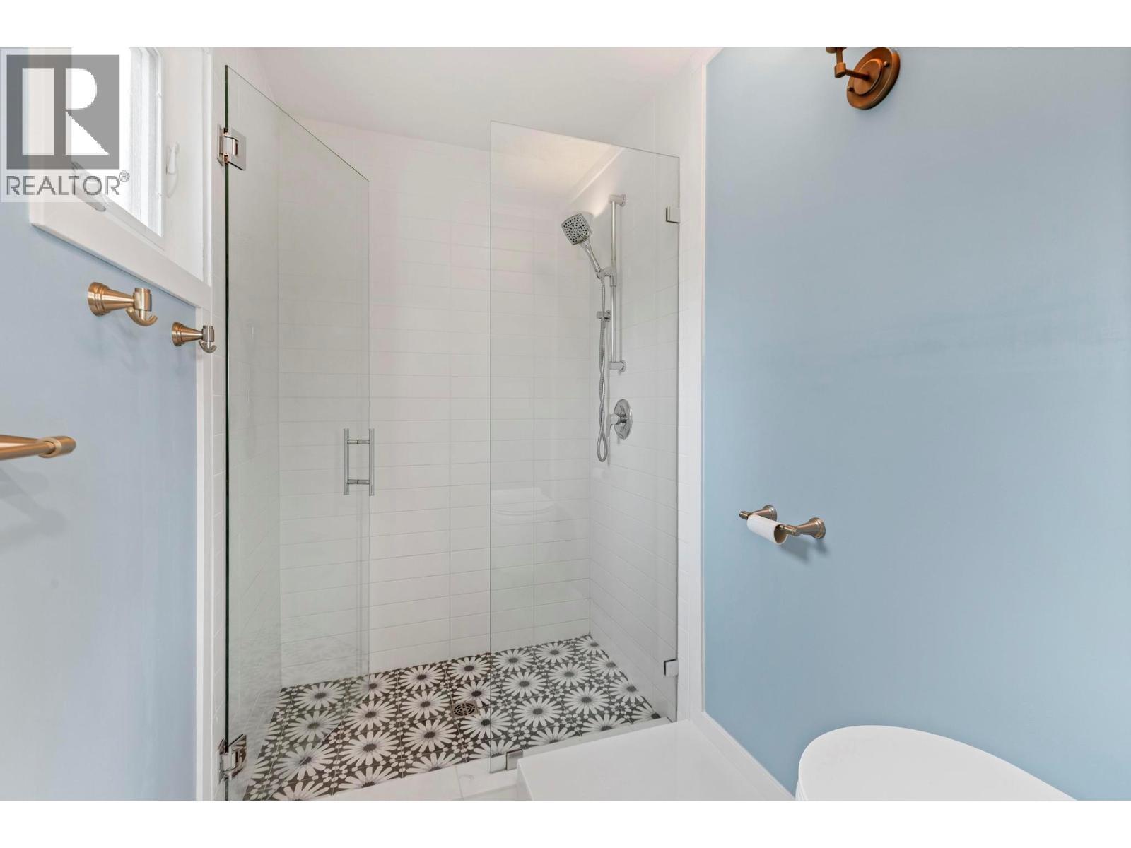 612 Thorneloe Road, Kelowna, BC - Indoor Photo Showing Bathroom